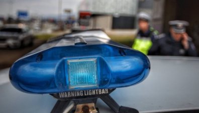 Камион с повреда удари патрулка и кола в Стара Загора