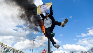 Кюрдската ПКК се саморазпуска след десетилетия война с Турция