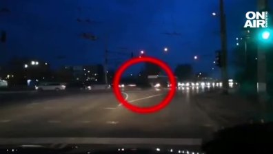 Джигит с 36 санкции дрифтира на кръстовище в час пик в Сливен