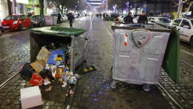 Протестът в София: Потрошена кола на министър и контейнери по бул. "Дондуков" (+ВИДЕО)