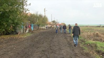 След потопа в Бургаско: Строителите влязоха в най-пострадалите къщи