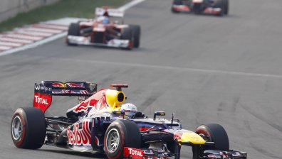 Фетел удари Алонсо с трета поредна победа