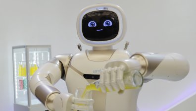 "Една бира, моля!" Рекордно търсене на роботи в Китай