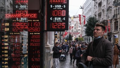 Лирата се обезценява с часове, "скоро турците ще спят с долари под възглавниците"
