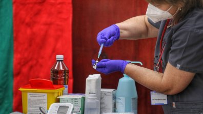 Започва ваксинирането на учителите в Бургас, 23% са заявили желание