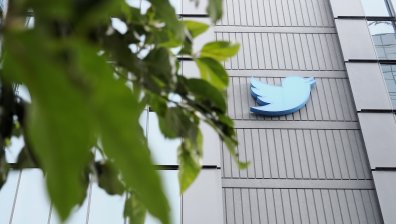 Защо Илън Мъск смени логото на Twitter с куче?