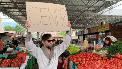 Момче обикаля софийските улици по халат и табели с послания