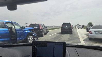 Гонят се по пътищата: Верижна катастрофа на АМ "Тракия" (+СНИМКИ)