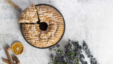 Десерт с райски ябълки, орехи и канела