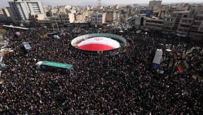 "Ще отмъстим за загубите": Хиляди в Иран изпратиха Али Лариджани и Солеймани 