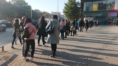 Дълги опашки от желаещи да се тестват се извиха пред моловете (+СНИМКИ)