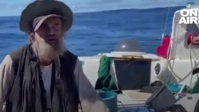 Два месеца сами в Тихия океан: Как оцеляха моряк и неговото куче?