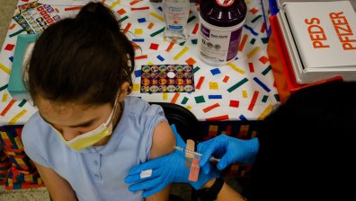 Pfizer иска разрешение за двудозова Ковид имунизация на деца над 6 месеца