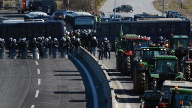 Протестите в Гърция продължават: Фермерите са готови да блокират магистрали