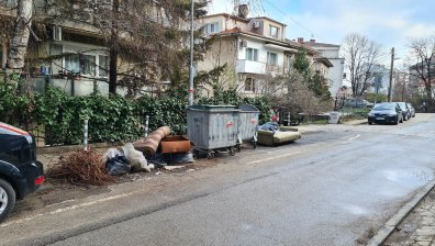 Елитен столичен район - счупени кофи за боклук, изхвърлени мебели, отпадъци...