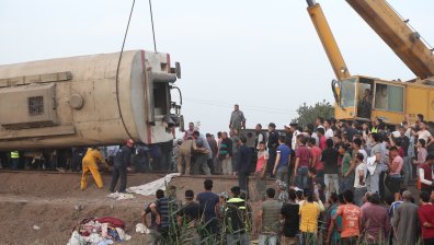 Близо 100 души са ранени след дерайлиране на влак в Египет