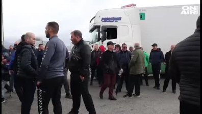 Превозвачи блокираха за няколко часа граничния пункт "Кулата"
