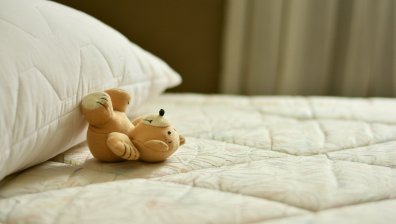 Защо толкова много възрастни американци държат матраците си на пода?