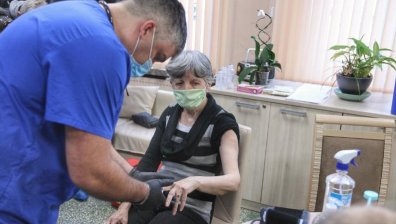 Щастието на ваксинираните възрастни: Няма друг начин, ще живеем както преди