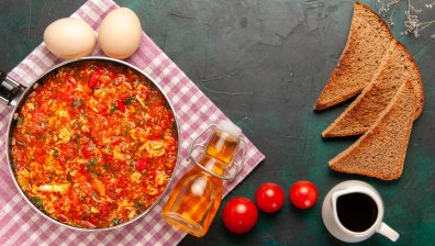 Писто манчего &ndash; сезонна рецепта от Испания с чушки, тиквички и яйца