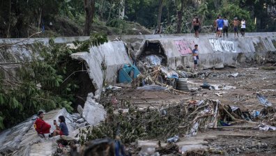 Стотици хора са загинали или изчезнали след "Калмаеги" на Филипините