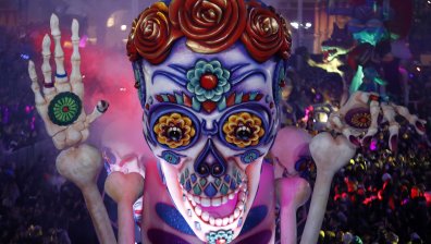 Карнавалът в Ница оживя с фойерверки, танци и цветни костюми (+ВИДЕО)