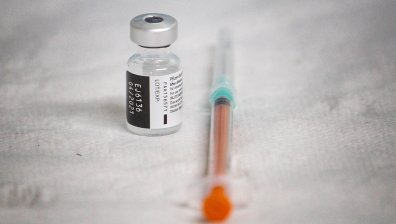 До какви странични ефекти води смесването на ваксините на AstraZeneca и Pfizer?