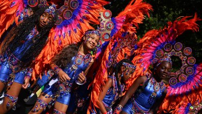 Цвят и звуци по улиците на Западен Лондон по време на карнавала в "Нотинг Хил" (СНИМКИ)