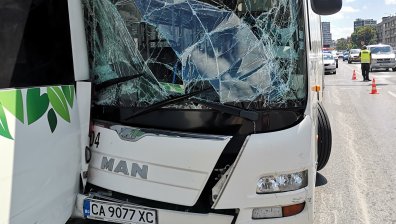 Два автобуса се удариха в София, 11 души са пострадали, сред които и дете
