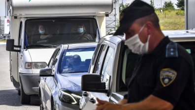 Хванаха 30 македонци с фалшиви PCR-и на "Деве баир", пътували към България