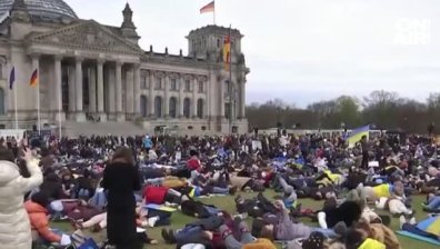 Хиляди легнаха пред парламента в Берлин в знак на протест срещу военните престъпления