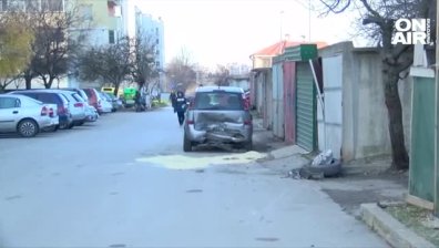 18-годишен без книжка помля две коли и се блъсна в гараж в Лясковец