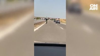 Опасен моторист лети на една гума по АМ "Тракия" (+ВИДЕО)