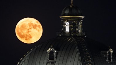 Ягодовата луна по света в СНИМКИ