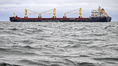 МВнР: Задържаните българи на кораба "Вежен" са в добро здраве
