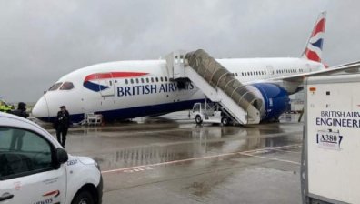 Самолет заби нос на летище Хийтроу