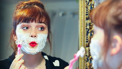 В крак с модата: Да бръснат ли жените лицата си, или не?