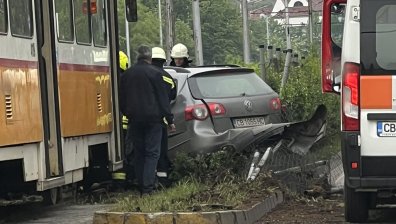 Трамвай смачка кола в София, шофьорът е в болница