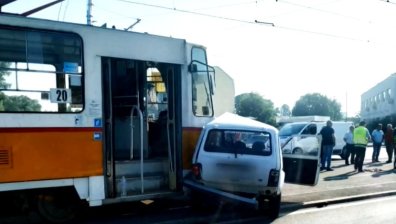 Трамвай удари кола в София, шофьорът на автомобила е пострадал
