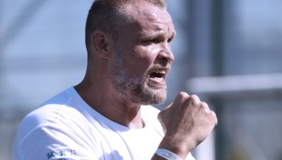 Кикбокс легендата и рефер на SENSHI Семи Шилт подновява онлайн тренировките си