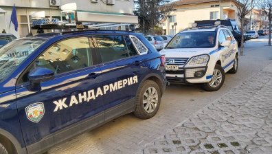 Задържаха мъж, превозвал 35 мигранти от Афганистан