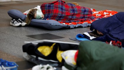 Хора в Украйна живеят в метрото и по паркинги в страх от атаките на Русия (СНИМКИ)