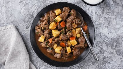 Рецепта за ароматна телешка яхния с картофи и моркови