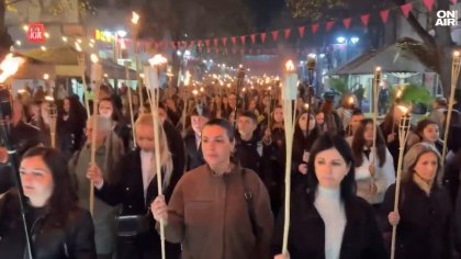 Факелно шествие в Бургас събра ученици и студенти за Деня на будителите