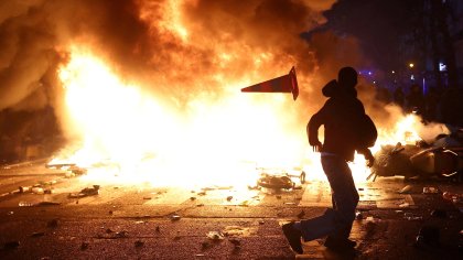 Франция на ръба: Горящи велосипеди и ожесточени сблъсъци в сърцето на Париж (СНИМКИ)