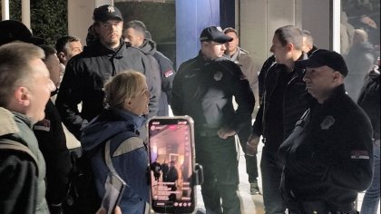 Демонстранти нахлуха в проправителствена телевизия в Сърбия