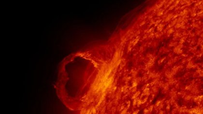 Мощно слънчево изригване носи към земята магнитна буря на 13 май