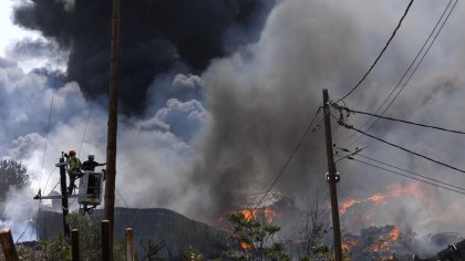 Пожар край Солун предизвика евакуация, мъж загина при огнен ад във Волос