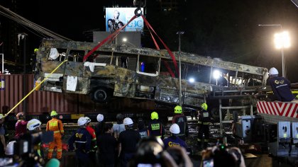 Осем загинали при сблъсък между влак и автобус в Банкок