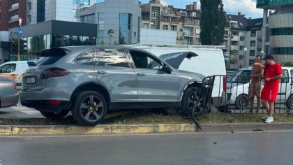 Джип излетя в насрещното и спря в разделителната ивица при катастрофа в София